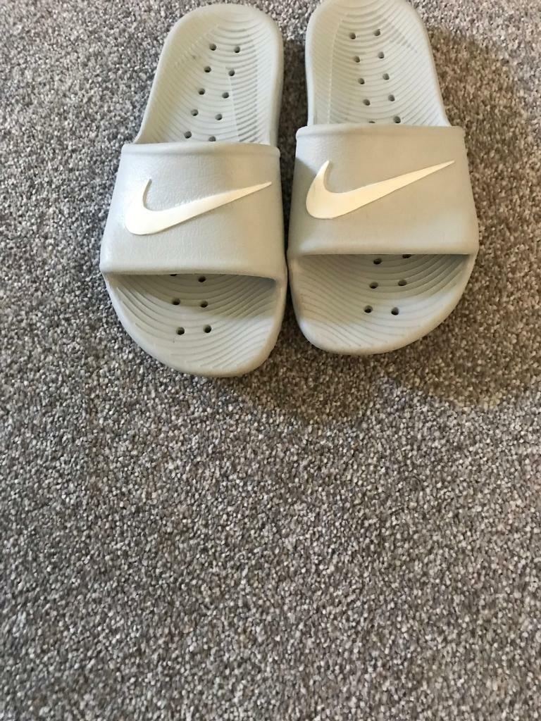 nike sliders size 4